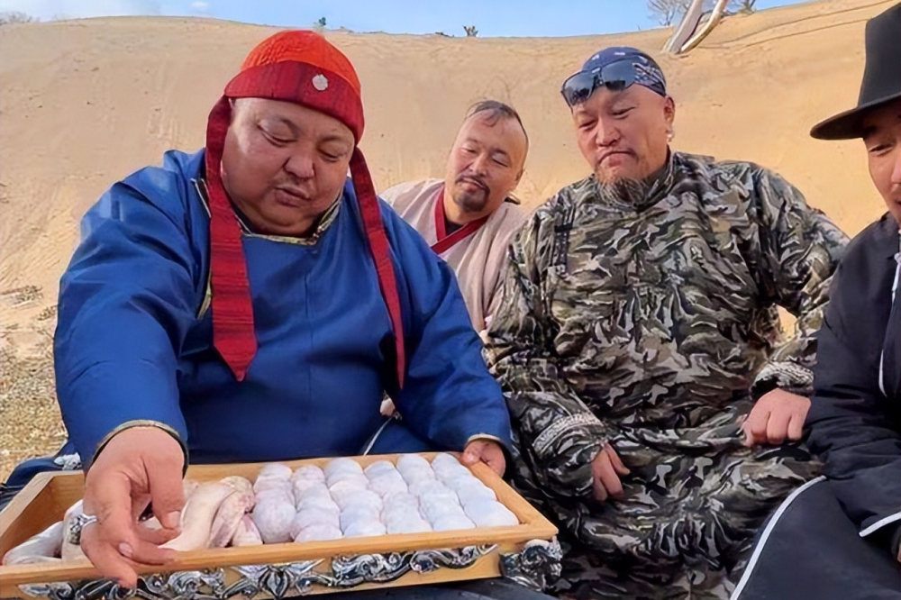 网红恩克时隔一月后回归继续狂吃拍视频身体状况令人堪忧