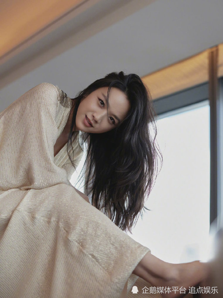 汤唯出席活动侧拍图