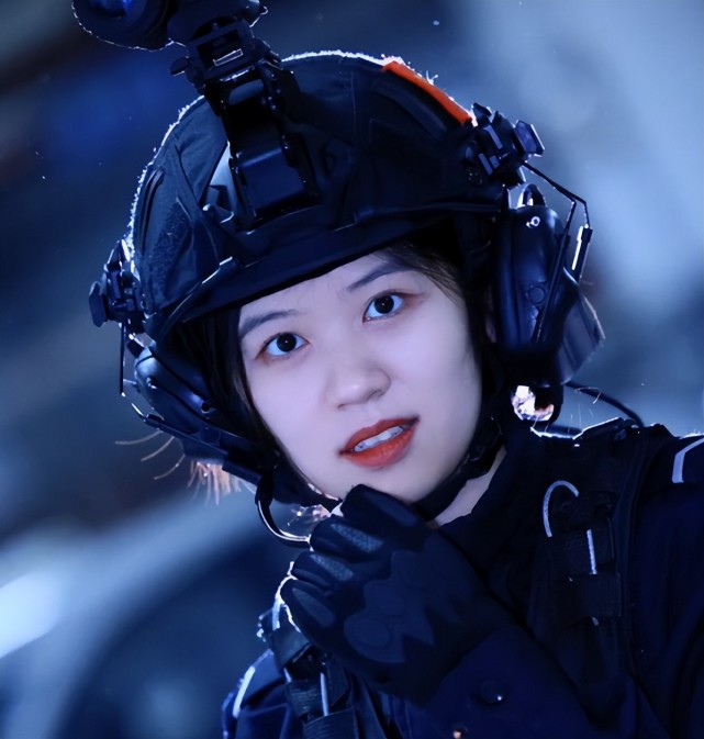 纯真萌妹竟是公安校花,才貌双全又美又飒,这才是学生该追的星