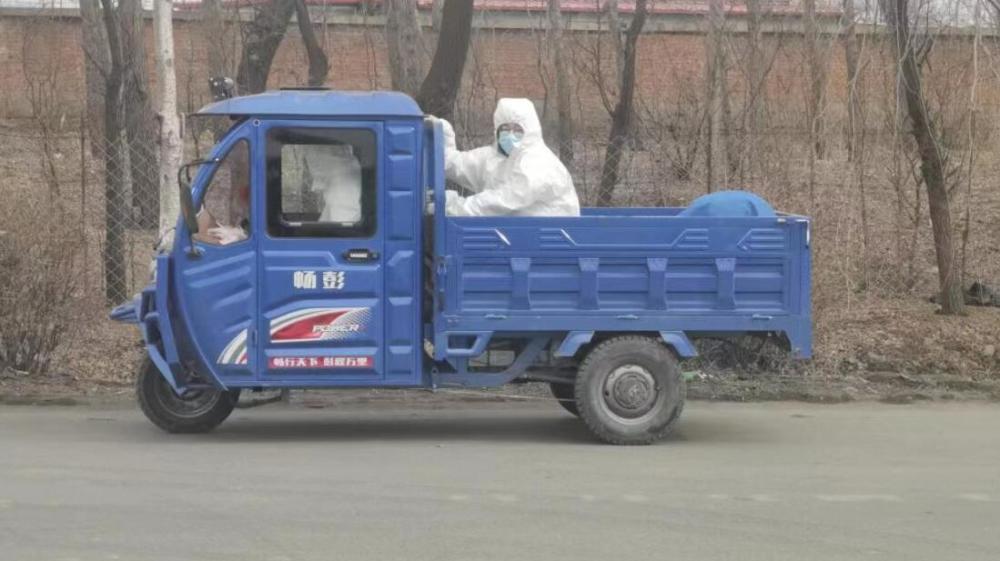 这一次,因为疫情防控政策要求,两名学生被出租车司机