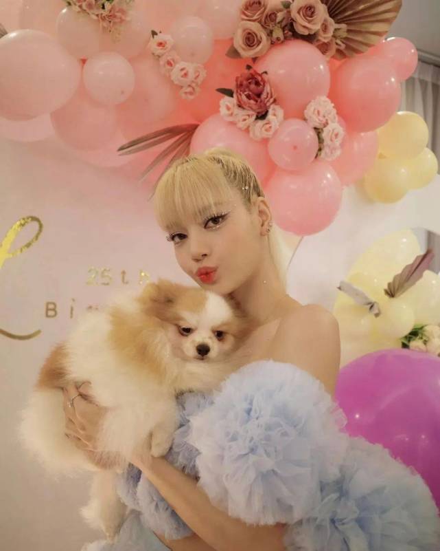 韩国知名女子演唱组合blackpink成员lisa过25岁生日 金发造型辣翻了