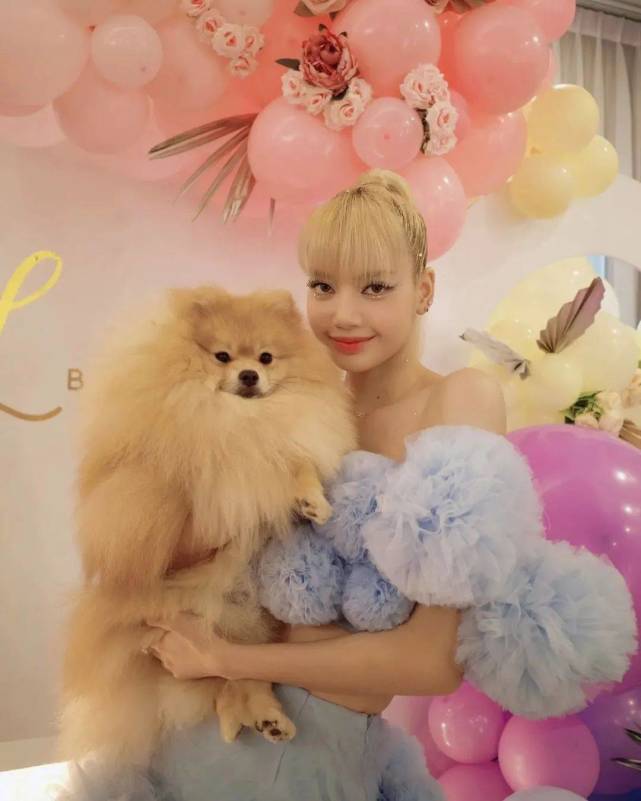 韩国知名女子演唱组合blackpink成员lisa过25岁生日 金发造型辣翻了