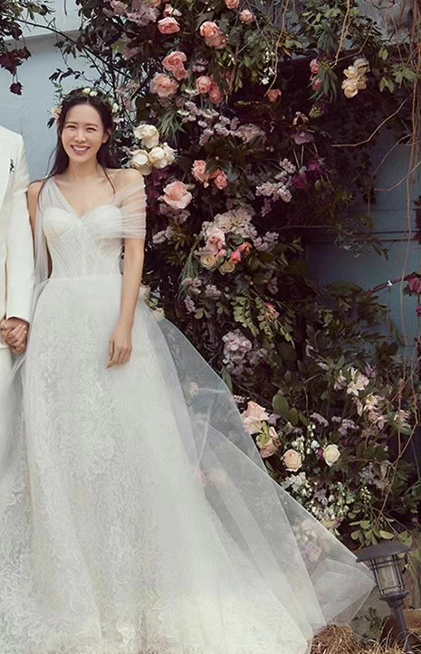 最强cp结婚啦!孙艺珍身穿14万仙牌婚纱,四套高奢礼服轮番换