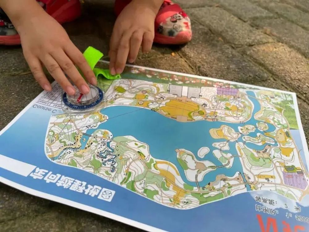 学习掌握丰富的户外生存小技能运动技能:户外辨别方向,学会地图