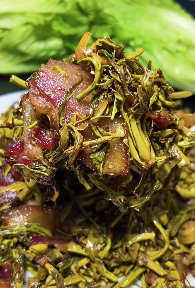 香椿炒腊肉是川湘地区的特色.