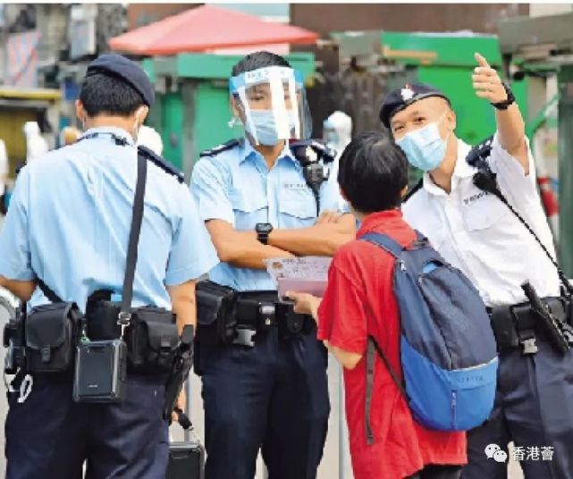 香港丨阿sir辛苦曬港警首建醫療組協助運送病人