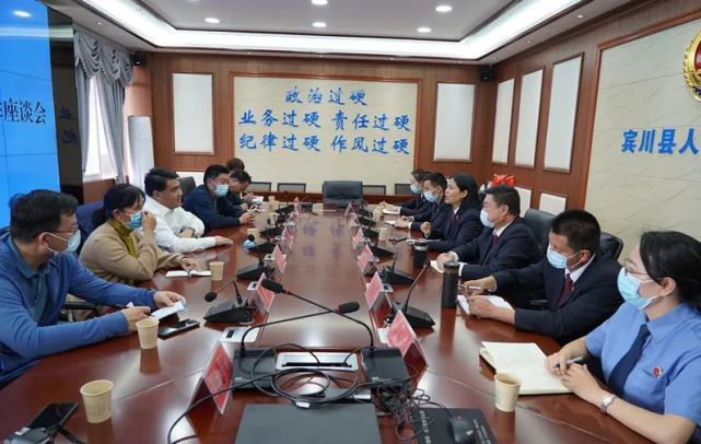 杨映红一行实地查看了县检察院未成年人检察工作办案