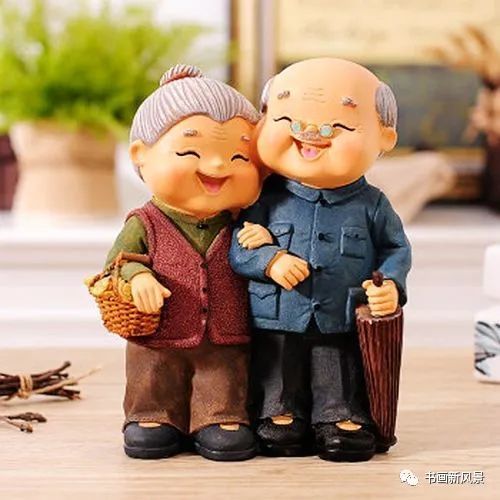 牵着老伴手相携度一生