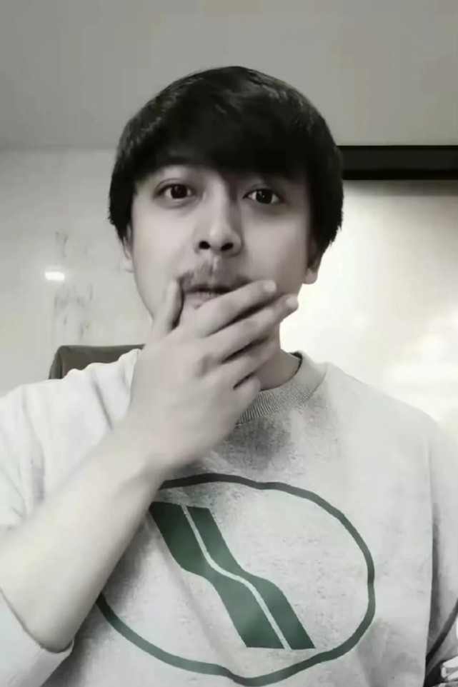 李佳航隔离20天后发现"新大陆",这长发胡须到挺适合他!_腾讯网