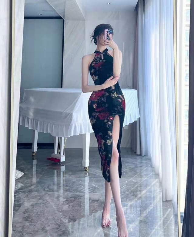 郭艾伦前女友晒旗袍照纤腰丰臀好身材在家隔离不点外卖变消瘦