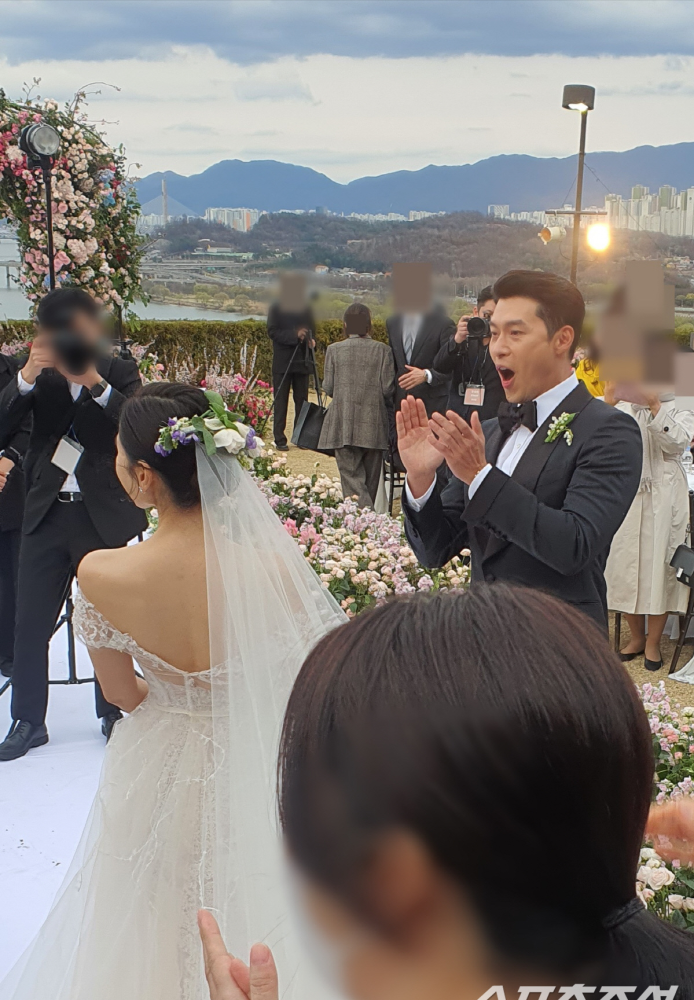 玄彬孙艺珍的婚礼内场图玄彬在亲友祝福中为孙艺珍戴上婚戒