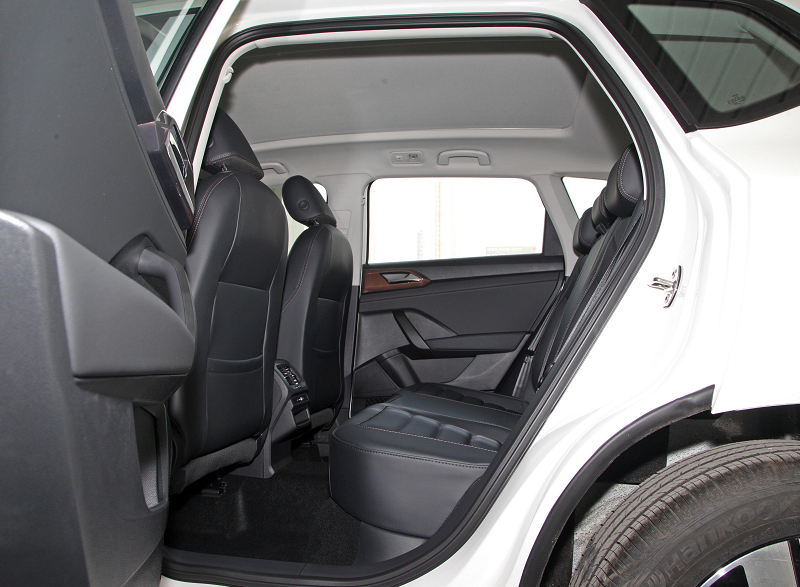 大众途岳的车身尺寸和轴距在同级里是比较中规中矩的,但车内的空间是