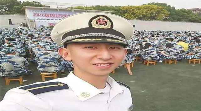 更令人感到的是,当王伟与阮国琴的孩子王子长大以后,也同样成为了一名