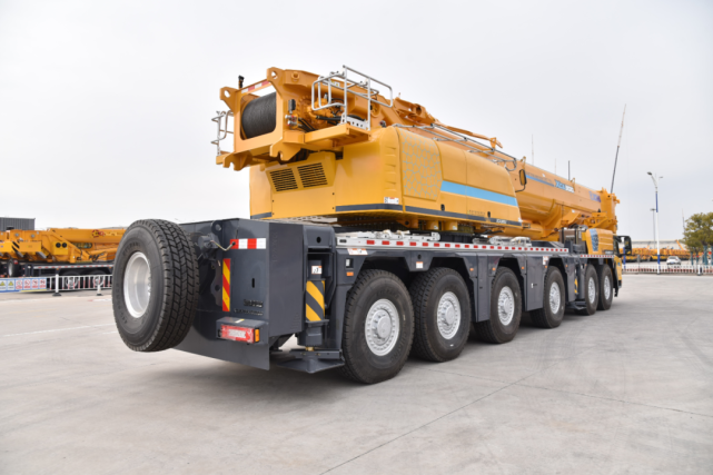 徐工xca300l8吊车,六桥效率典范!93m主臂,最长臂架130m,配多模式超起