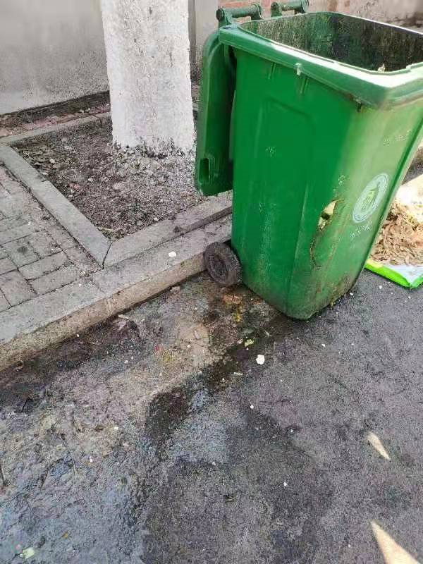 路边摆放的垃圾桶都是塑料材质的,如果有人把没有掐灭的烟头儿等一些