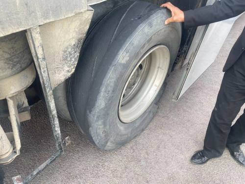 大客车突然爆胎,41名乘客滞留高速路