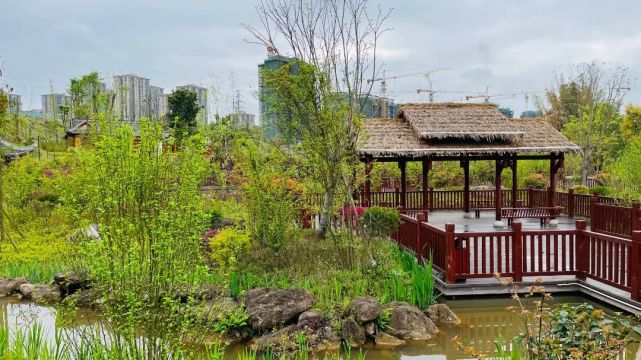 3玉帶河公園實景圖玉帶亭,煙雨亭,濛瀧亭三座亭臺,綠瓦紅柱,亭旁綠樹