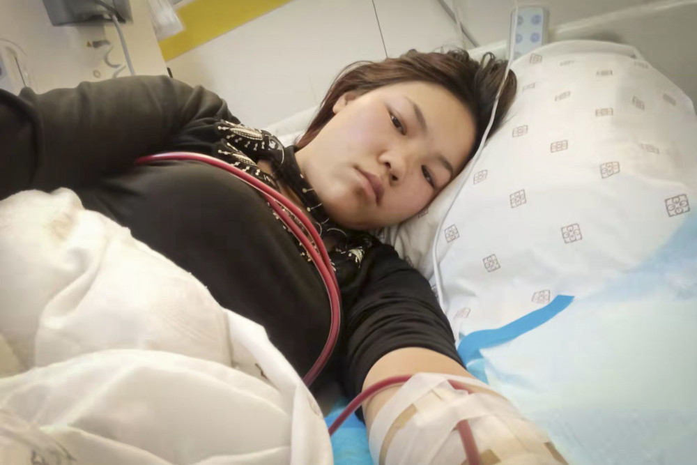 漂亮女孩自幼父亲早逝妈妈改嫁,如今好不容易熬出头,悲剧又悄然上演