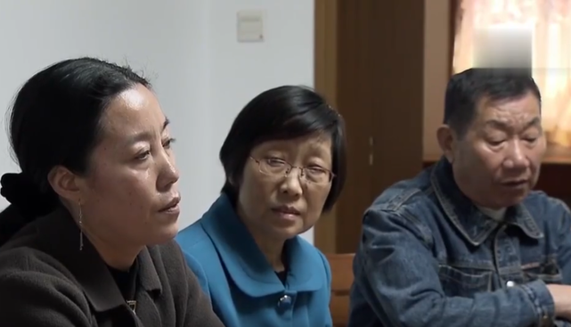 老汉为保姆抛妻弃子,竟还将100万拆迁款转给她,儿子:老糊涂啊