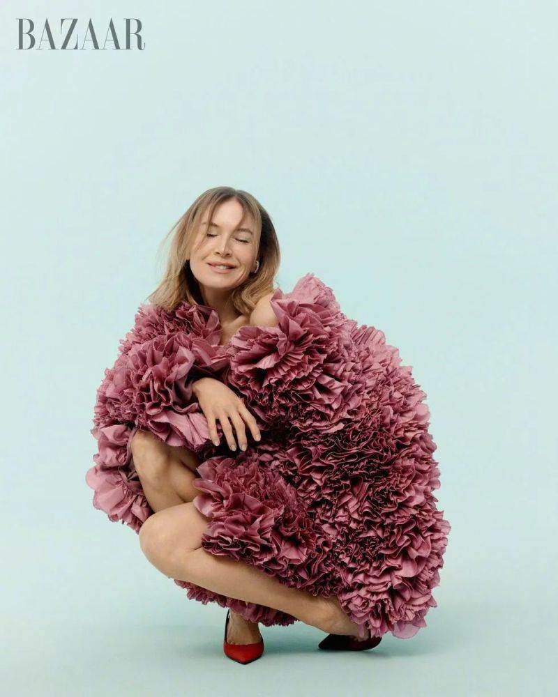 影后蕾妮齐薇格素颜亮相时尚芭莎爽朗大笑亲切可爱