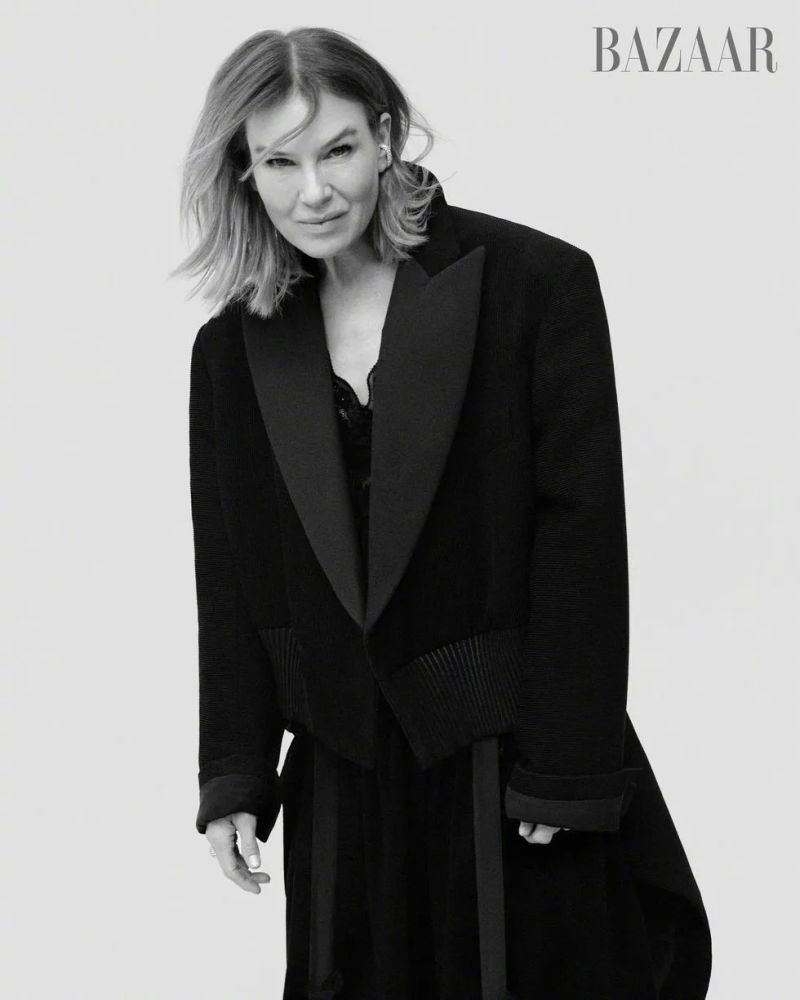 影后蕾妮齐薇格素颜亮相时尚芭莎爽朗大笑亲切可爱