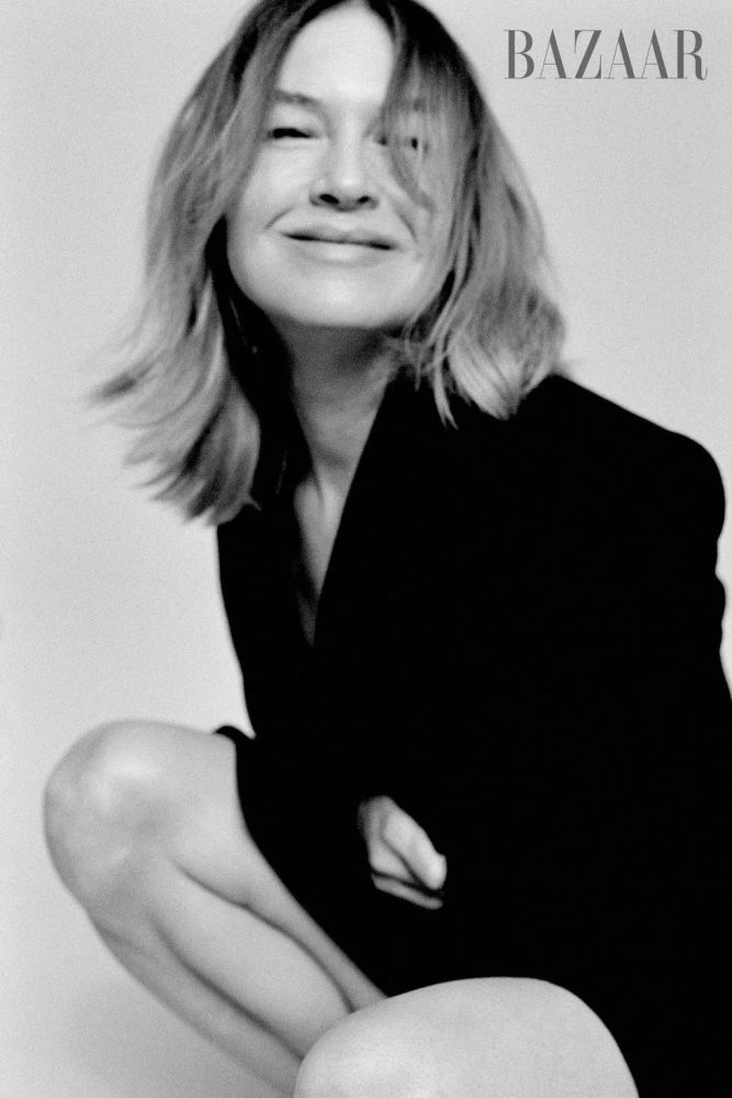 影后蕾妮齐薇格素颜亮相时尚芭莎爽朗大笑亲切可爱