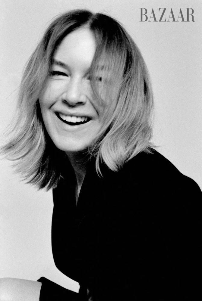 影后蕾妮齐薇格素颜亮相时尚芭莎爽朗大笑亲切可爱