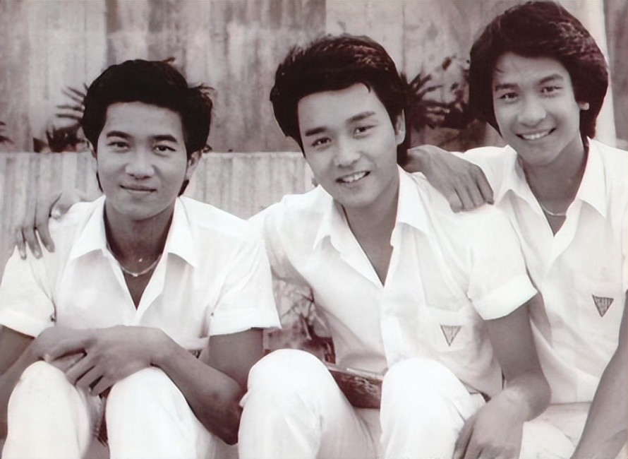 1980年,张国荣和钟保罗,陈百强三人一起主演电影《喝彩》和《失业生》