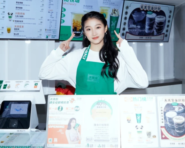 关晓彤现身自家奶茶店,亲自当服务生没架子,路人被惊艳到张大嘴
