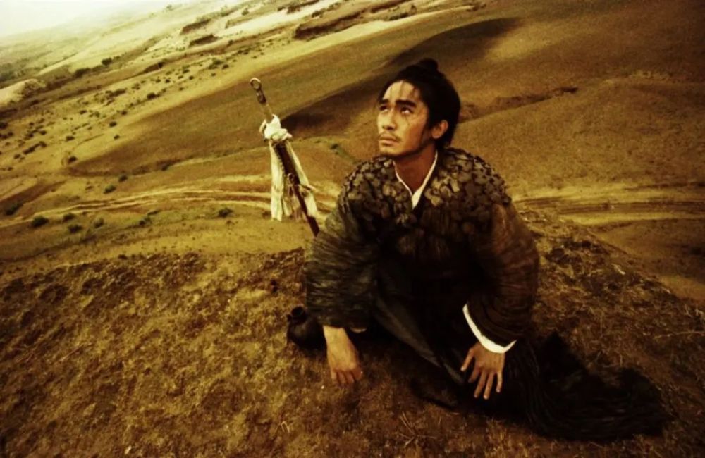 盲武士(梁朝伟 饰),黄药师(梁家辉 饰)等人物为情所困,仗剑走天涯的