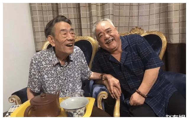 90岁杨少华双手颤巍仍喝酒吃肉一人拉扯五个娃的苦日子到头了