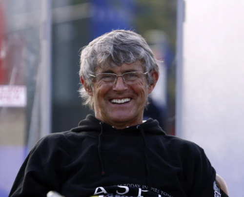 谈到国足战术,米卢笑了