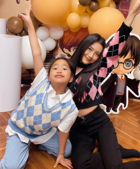 包文婧晒女儿生日照,大手笔办豪华生日宴,网友:好像包贝尔