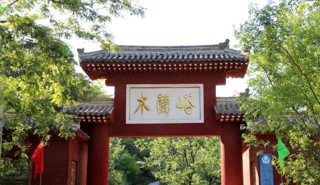 保定值得去的溶洞景区溶洞全长300米游客络绎不绝