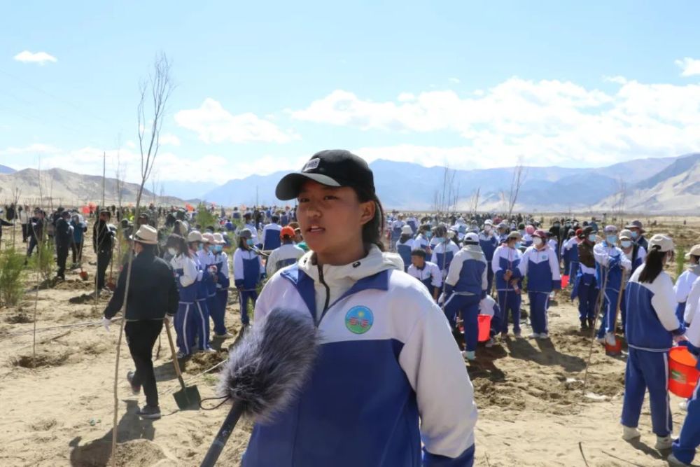 "今天我们市二高学生到扎囊县桑耶镇植树点参加植树活动,更加深刻地