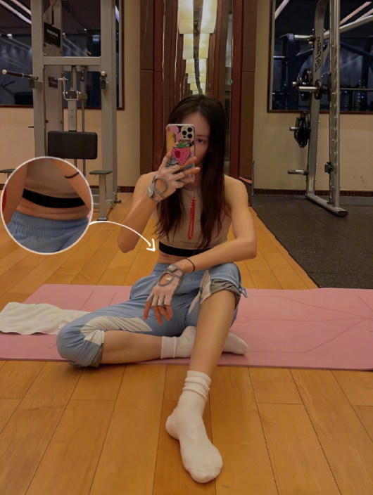 瘦子也有赘肉31岁金晨晒无p图健身照肚子上冒出两层游泳圈