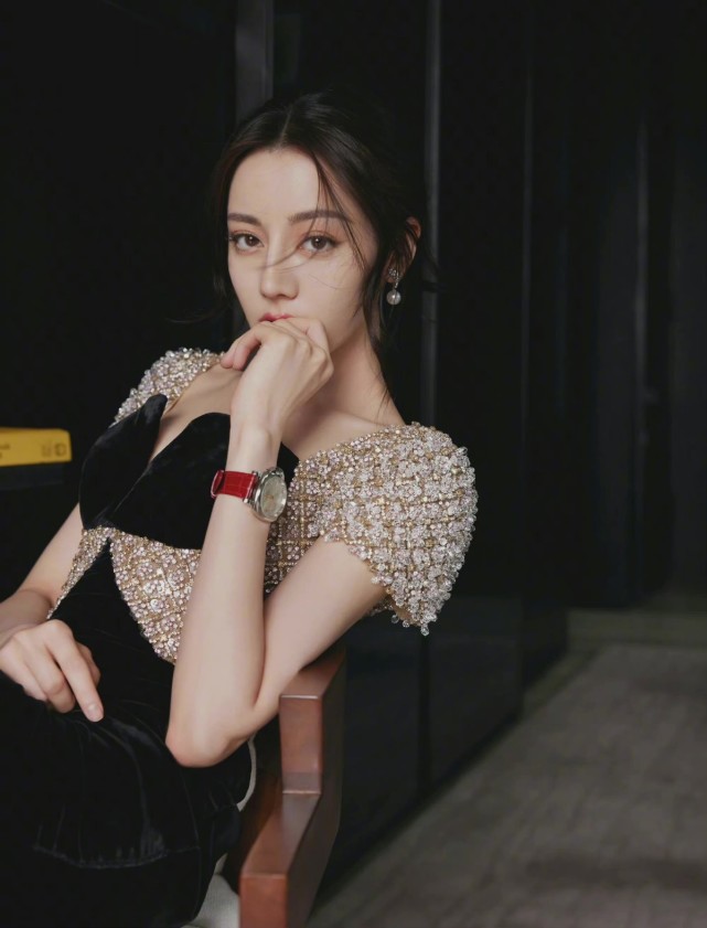 热巴最新红毯造型又封神!光脚穿黑色珠绣礼服,连脚指头都是美的