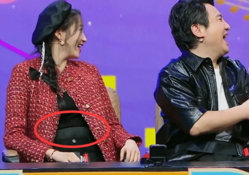 关晓彤来生理期还录制王牌看到腰上绑的东西后网友表示尊重这是为什么