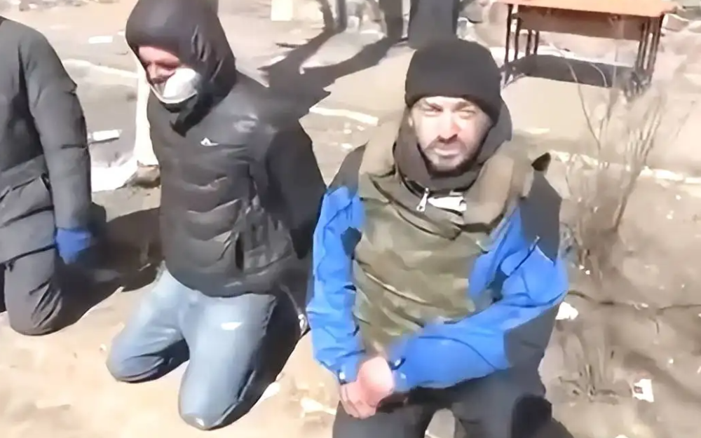 车臣逮捕一卡车亚速营战俘跪成一排举双手只为追查杀良冒功者