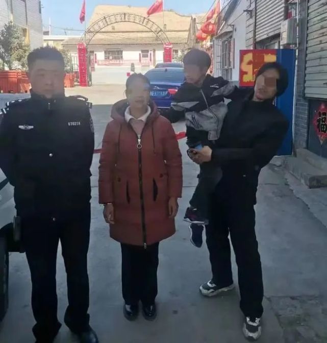 点心和水;辅警王继东和苏海东耐心安抚男童的情绪,荆晓鹏同志联系各处