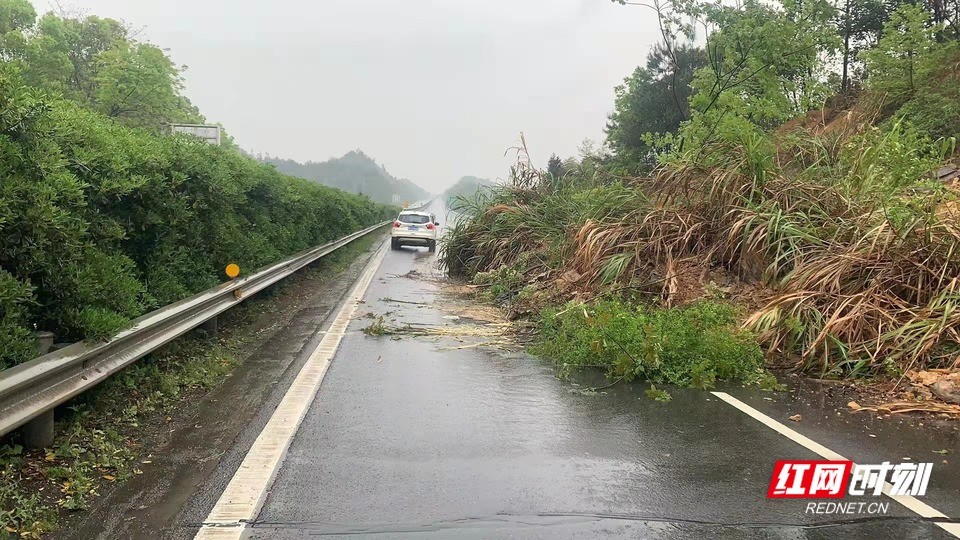 衡邵高速发生山体滑坡通行受影响