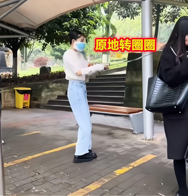 重庆女生做核酸带卷尺,拉开一米原地转圈圈,脸上67戴着67几十层
