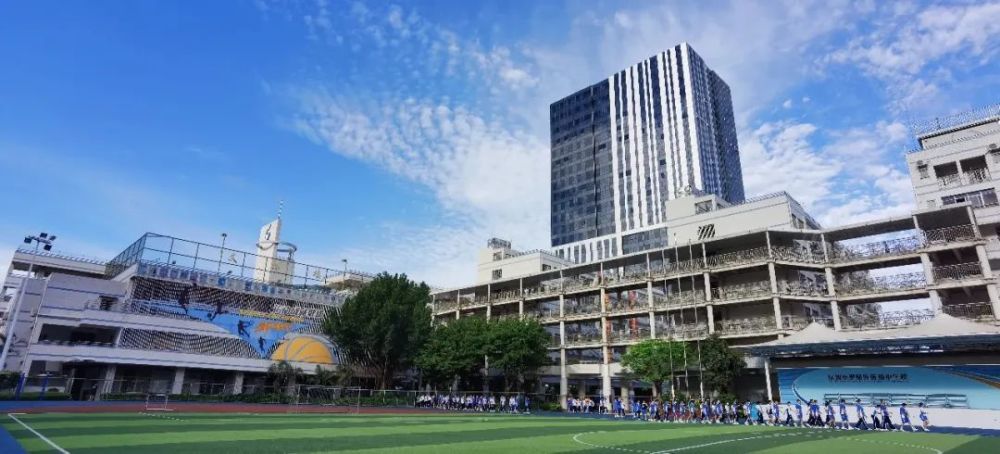 深圳市翠园文锦中学翠园文锦中学校园里簕杜鹃早已开得密密匝匝从栅栏