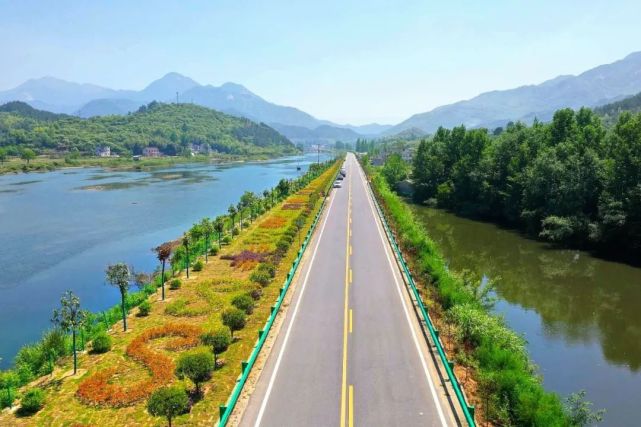 四季风景如画沿途依山傍水全域旅游大交通一路坦途观美景池边有客行