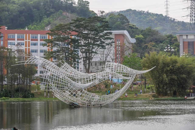 這裡是新晉廣州觀賞櫻花的勝地,然後公園裡面還有荷花,木棉花等,湖上