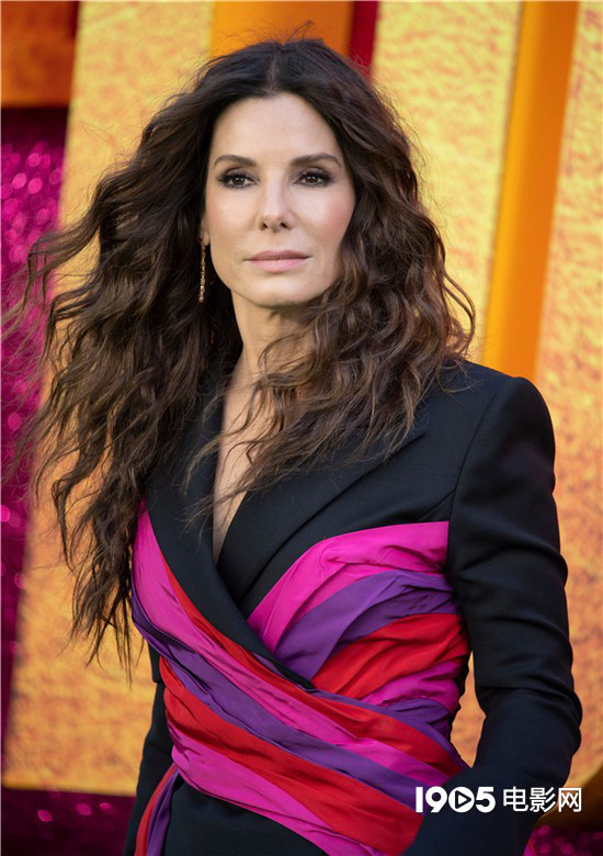 桑德拉·布洛克《迷失之城》讲述了一位隐居许久的言情小说作家在一场