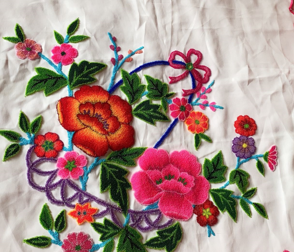 东乡族妇女对手工绣情有独钟,根据所用针具的不同,东乡刺绣可分为"