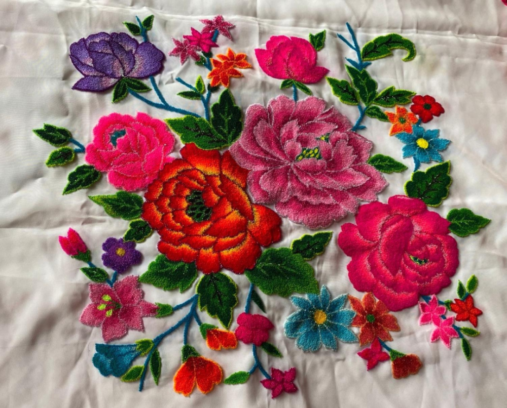 东乡族妇女对手工绣情有独钟,根据所用针具的不同,东乡刺绣可分为"