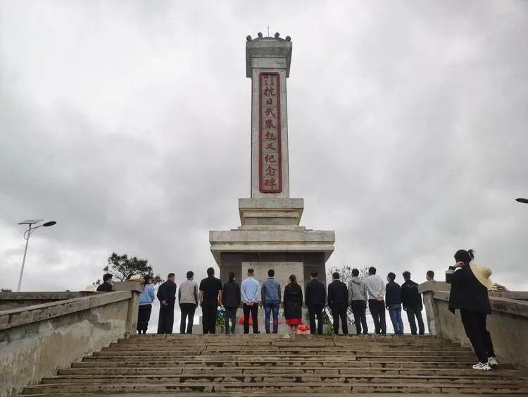 社区干部代表来到桂东南博白抗日武装起义纪念碑,举行