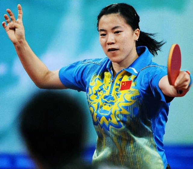 而且,石川佳纯因为从小热爱乒乓球,所以经常会来中国学习,为了方便与